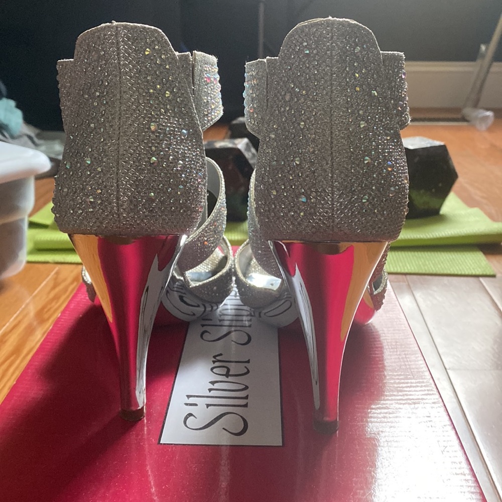 Silver Heels - Picture 4 of 4